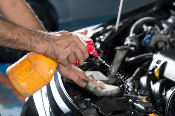 Serie de detalles del coche: Limpieza del motor del coche —  Fotos de Stock