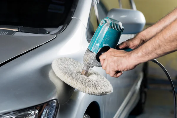 Série detalhando carro: Trabalhador encerando carro cinza — Fotografia de Stock