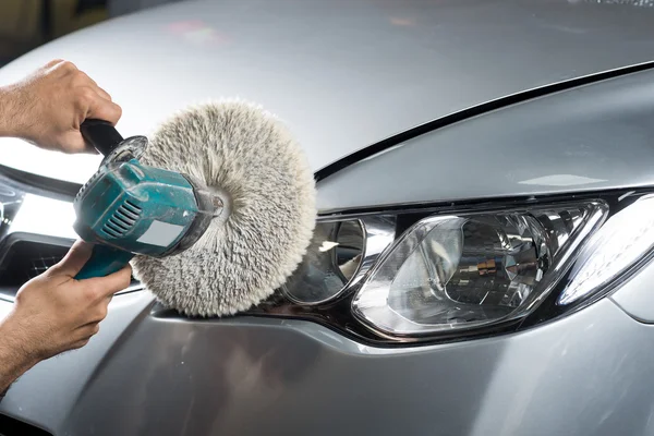 Série detalhando carro: Trabalhador encerando carro cinza — Fotografia de Stock