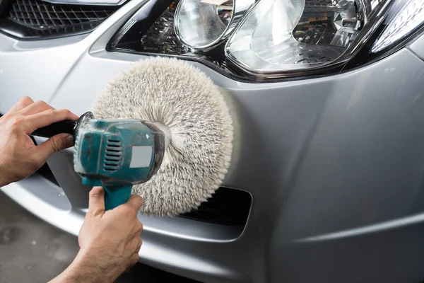 Série detalhando carro: Trabalhador encerando carro cinza — Fotografia de Stock