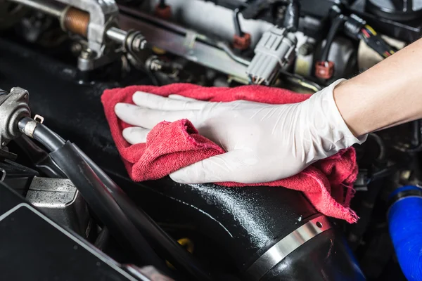 Serie de detalles del coche: Limpieza del motor del coche — Foto de Stock