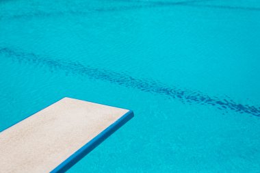 Mavi su yüzme havuzunun üzerindeki Springboard.