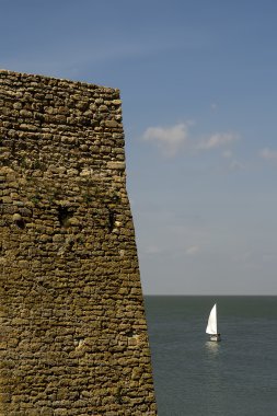 Beyaz yelken ve taş duvar