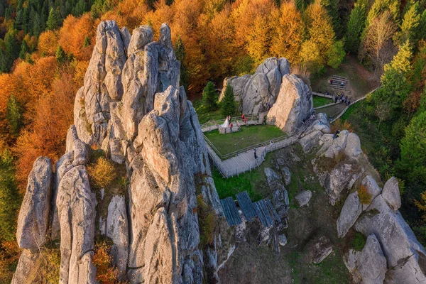 Tustan kalesinin havadan görünüşü, Ukrayna 'nın popüler turistik manzarası.