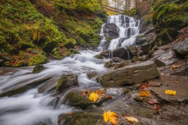 Gyönyörű Vízesés Erdőben Őszi Szezonban Szabadtéri Háttér — Stock Fotó