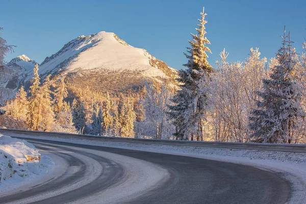 Güzel bir yol manzarası, kış günbatımı dağlarda, kış gezisi arka planda.