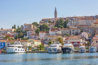 VRSAR, CROATIA - 11 Ağustos 2019: Adriyatik deniz kasabasındaki marinada yaz sabahı