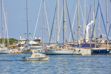 VRSAR, CROATIA - 11 Ağustos 2019: Adriyatik deniz kasabasındaki marinada yaz sabahı