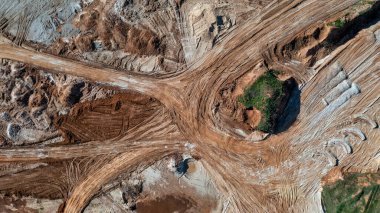 Kum ocağına hava görüntüsü, soyut toprak desenleri