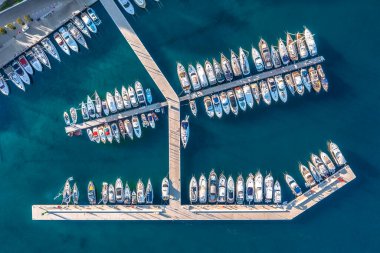 Rovinj marinasına birçok tekneyle hava manzarası. Istria, Hırvatistan. 