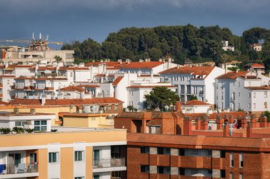 Yazın bir İspanyol sahil kasabasına bakın, popüler bir seyahat merkezi.