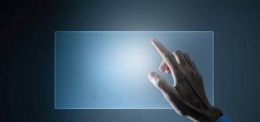 İş adamı dokunmatik ekranda baskı yapıyor