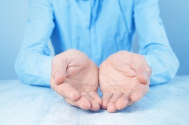 Genç iş adamının eli boş.