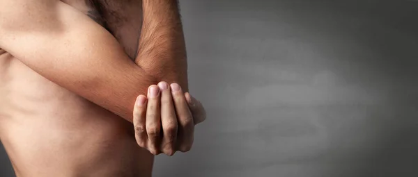 Homem Está Mãos Dadas Dor Cotovelo — Fotografia de Stock