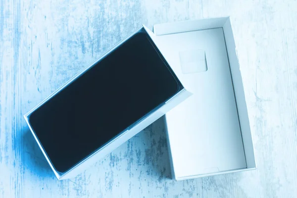 Νέο Smartphone Ανοιχτό Κουτί Λευκό Φόντο — Φωτογραφία Αρχείου