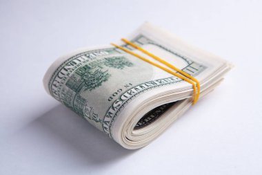 100 dolarlık banknotta Benjamin Franklin 'in yüzü var.