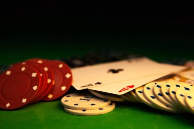 Kumar. Kumarhanede kumar masasında poker oynamak için yakın çekim kartları. 