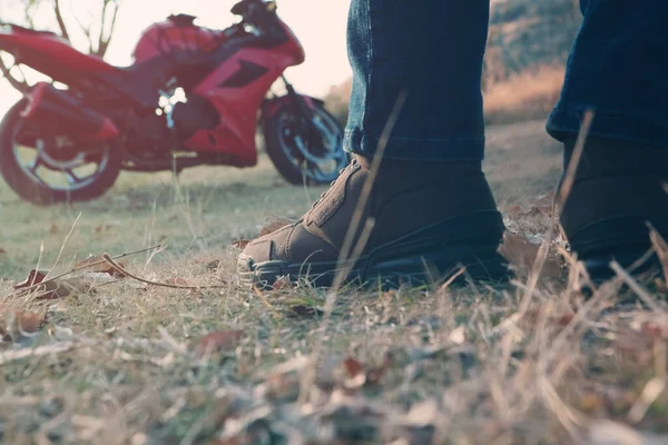 Malada Homem Eden Uma Motocicleta Vermelha — Fotografia de Stock