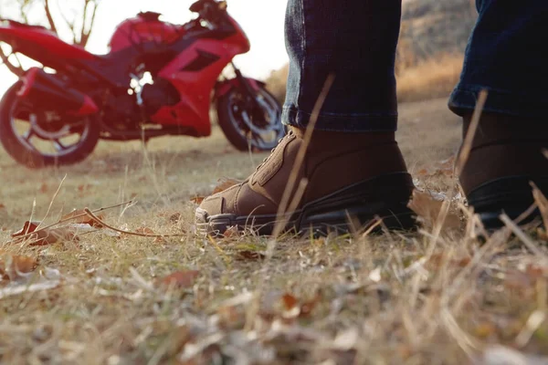 Mann Mit Rotem Motorrad Unterwegs — Stockfoto