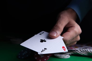 Kumar. Kumarhanede kumar masasında poker oynamak için yakın çekim kartları. 