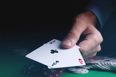 Kumar. Kumarhanede kumar masasında poker oynamak için yakın çekim kartları. 