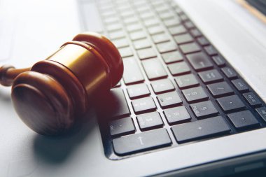 Çekiç ve bilgisayar klavyesinin görüntüsünü kapat.