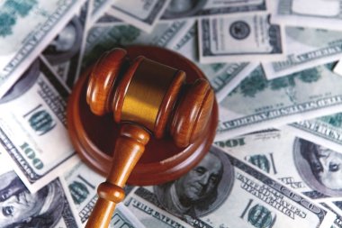 Yargıç Tokmak, iş, finans, yolsuzluk, para, mali suçlar için dolar