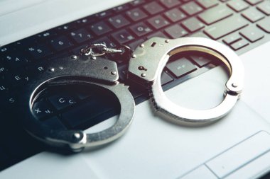 Masada dizüstü bilgisayarla kelepçele.