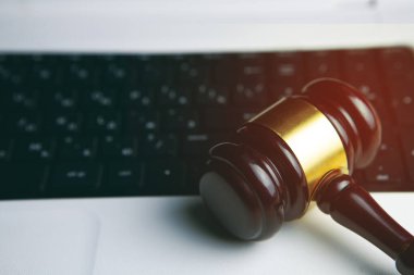 Çekiç ve bilgisayar klavyesinin görüntüsünü kapat.