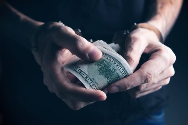 Para ve kelepçe rüşveti