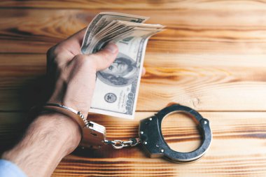 Para ve kelepçe rüşveti