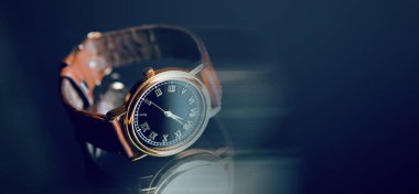 Koyu renk bilek saati.