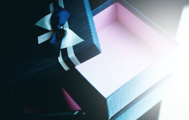 Kraft kağıdına sarılı hediye kutusu ve yay