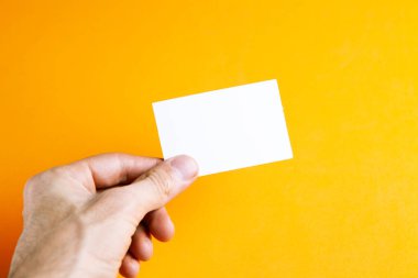 beyaz küçük kağıt elinde