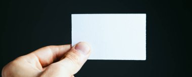 beyaz küçük kağıt elinde