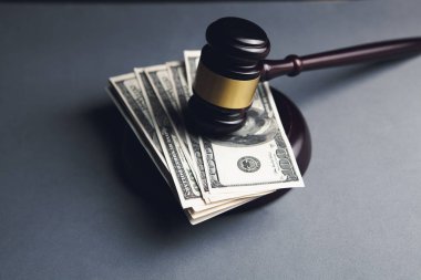 Yargıç Tokmak, iş, finans, yolsuzluk, para, mali suçlar için dolar