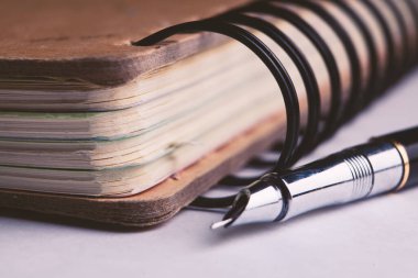 Masanın üzerinde kapalı not defteri