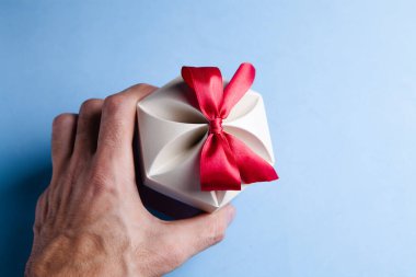 Elinde bir hediye tutan bir adam