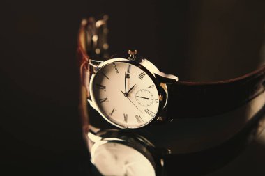 Koyu renk bilek saati.