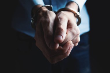 Suçlu kavramına kelepçelenmiş adamlar