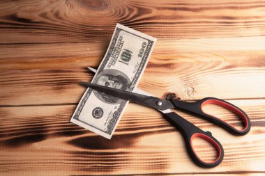 Makas bir doları ikiye böler.