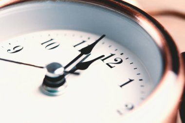 Koyu renk bilek saati.