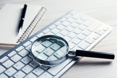 İnternet arama kavramı, bilgisayar klavyesinde büyüteç