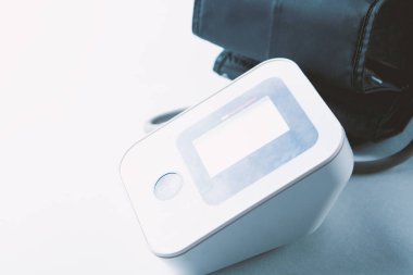 Kan basıncını ölçmek için tıbbi elektronik cihaz