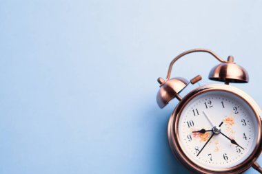 Alarm saatini zilli geri döndür