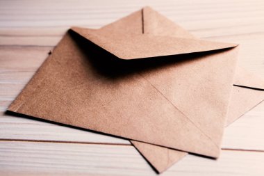 Tahta bir masada kartpostal.