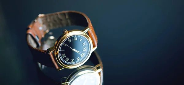 Elegancki Zegarek Rękę Zbliżenie Ciemno — Zdjęcie stockowe