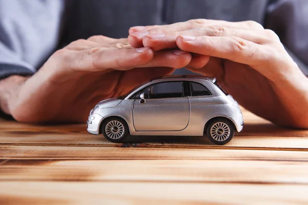 Mão Homem Protegendo Carro Miniatura — Fotografia de Stock