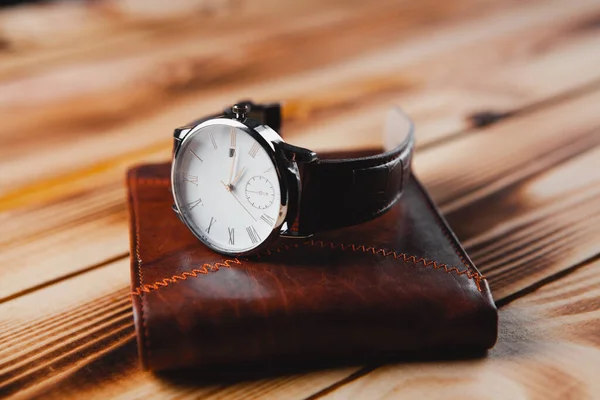 時計とコピースペース付きの財布 — ストック写真