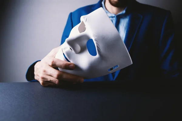Geschäftsmann Hält Weiße Maske Der Hand — Stockfoto